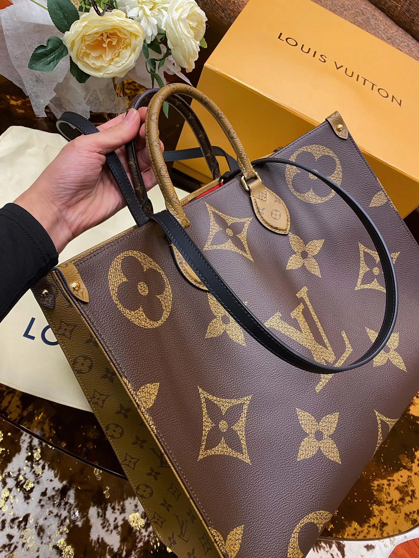 Designer Tote Bag - LOV - 6985