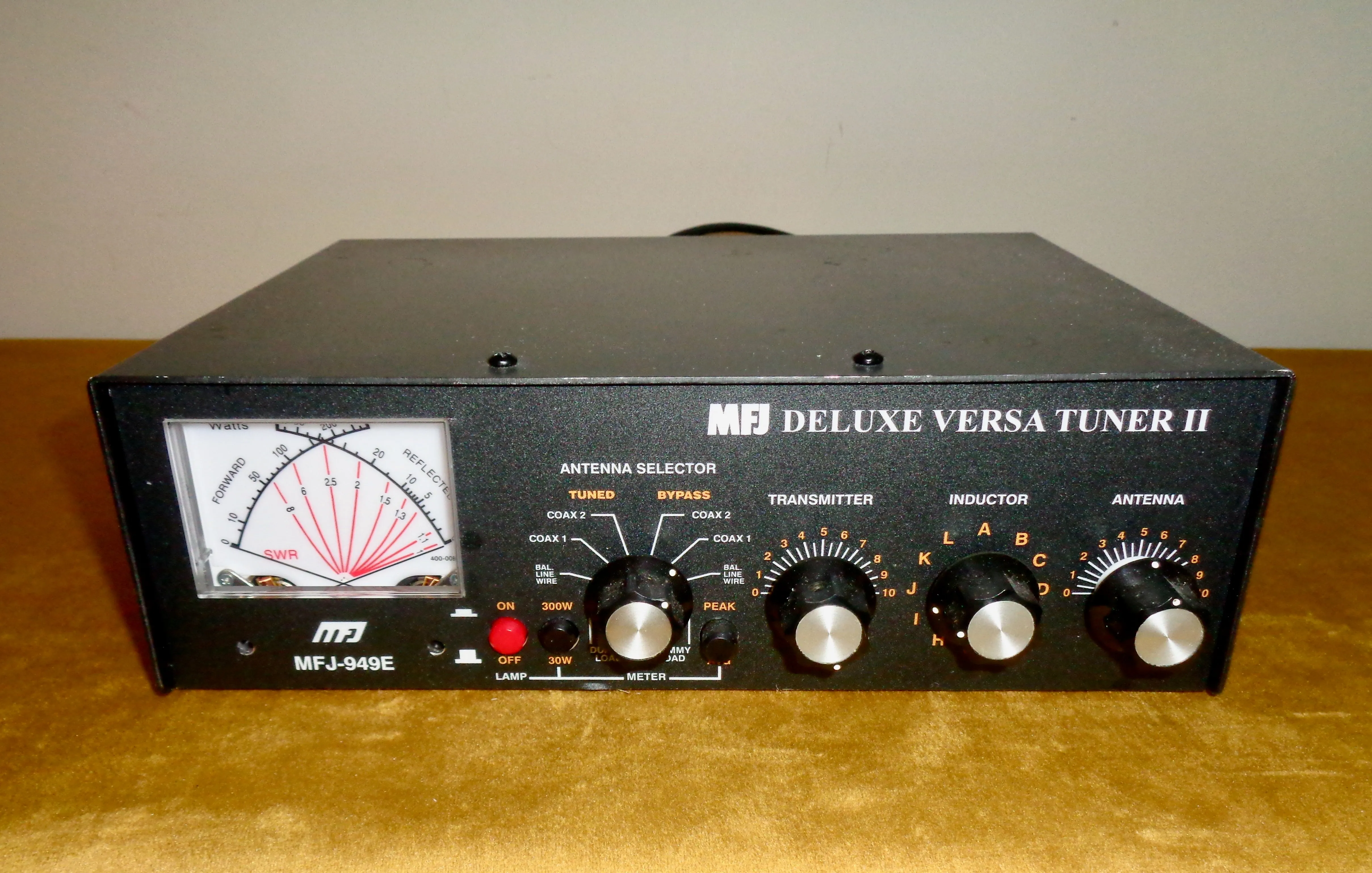 Pre-Owned MFJ 949E Deluxe Versa Tuner II 300 W 1.8-30MHz
